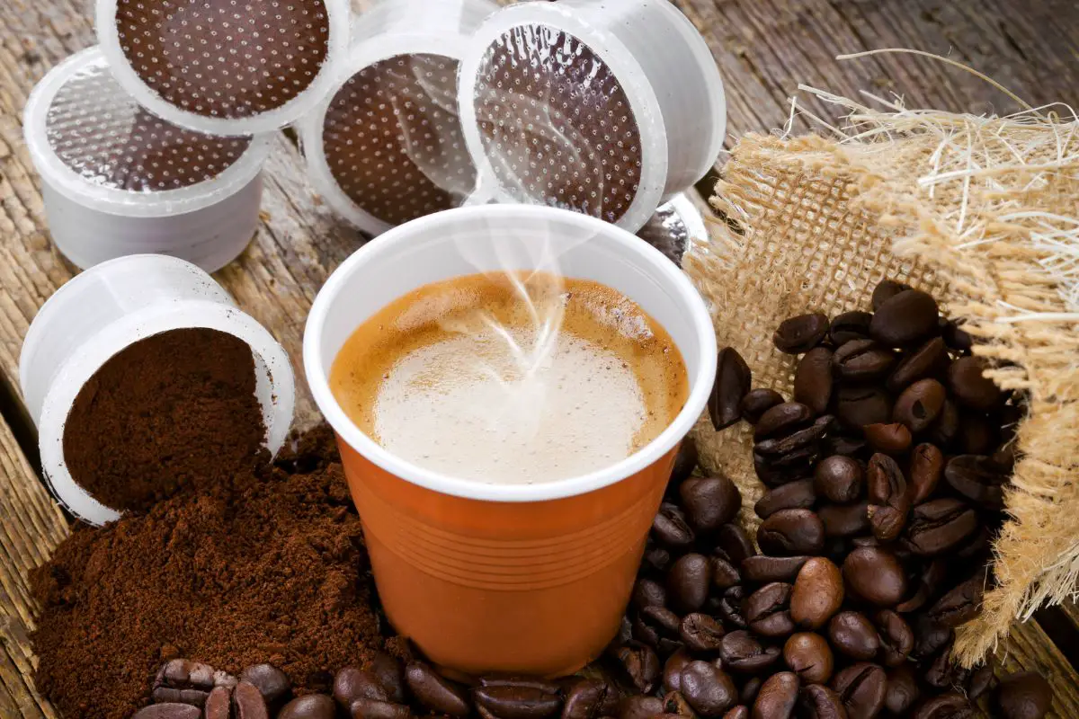 https://cdn.credder.com/uploads/article/images/originals/349197/Can-You-Put-Hot-Coffee-In-A-Plastic-Cup.jpg