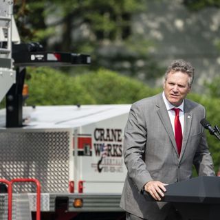 At White House event, Alaska Gov. Dunleavy lauds Trump deregulation as restoring "American dream" - Alaska Public Media