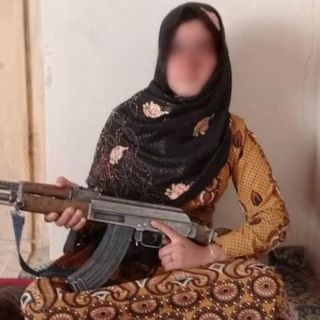 Afghan girl Qamar Gul grabs AK-47, kills Taliban attackers who murdered her parents - ABC News