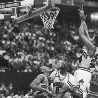 Hogs alum Lenzie Howell, who helped launch Nolan’s era of UA greatness, passes away at the age of 52