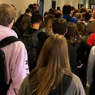 Georgia school seen in photo of a crowded hallway will briefly move to online learning after reporting 9 cases of Covid-19 | CNN