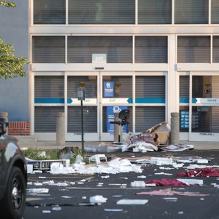 Hundreds of looters target stores downtown, across Chicago overnight; 100 arrested