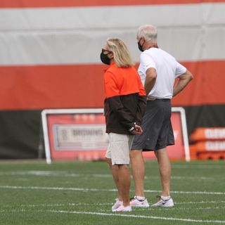 Browns owners Dee and Jimmy Haslam hope to have fans at FirstEnergy Stadium & will support players such as Baker Mayfield who choose to kneel for the national anthem