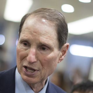 Wyden: Congress must save Post Office, November election