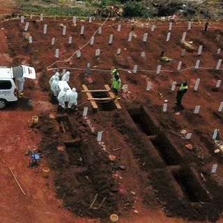 Indonesia's coronavirus rule breakers forced to dig graves and pray at cemeteries for COVID-19 victims - ABC News