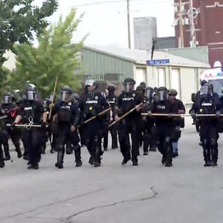 Louisville police tell protesters to use sidewalks then call unlawful assembly when that doesn't happen | CNN