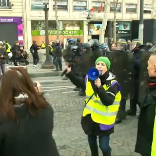 Police prevent French yellow vests crossing into Italy