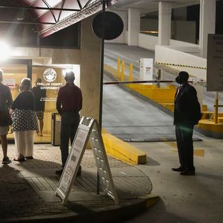 Florida’s early voting off to smooth start across Tampa Bay