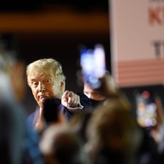 President Donald Trump's departure after debate draws crowd to Nashville airport