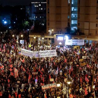 Thousands protest in Jerusalem against Israeli PM