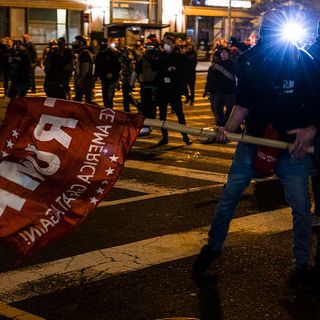 At least 20 arrested as pro- and anti-Trump protesters clash in Washington