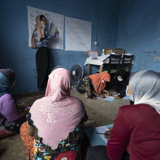 Malaysia group teaches refugee women how to read and write