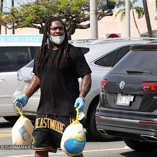 Former NFL star Marshawn Lynch hands out 200 Thanksgiving turkeys near Aloha Stadium