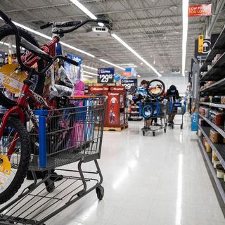 Walmart scraps shipping minimum for subscription service in move to take on Amazon | CNN Business