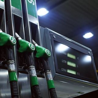 UK Petrol prices plummet to lowest level in four years