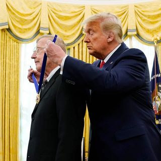 Mask-free President Trump confers medal to mask-free Lou Holtz, who’s recovering from covid-19