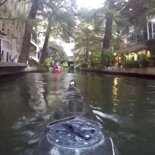 Kayak the San Antonio River Walk business district in 2 minutes with time-lapse video