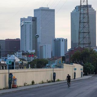 Travelers from New Orleans to Texas are ordered to quarantine there, Texas governor says