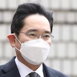 Samsung heir Jay Y. Lee sentenced to 2 1/2 years in prison for bribery and embezzlement | CNN Business