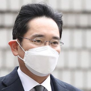 Samsung heir Jay Y. Lee sentenced to 2 1/2 years in prison for bribery and embezzlement | CNN Business