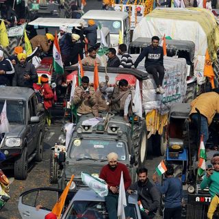 Indian farmers storm New Delhi's Red Fort during tractor protest | CNN