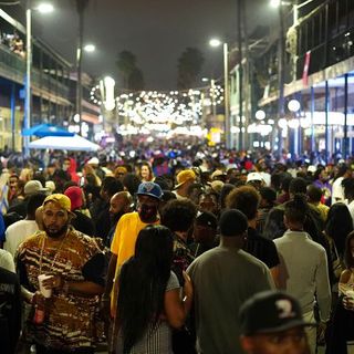 Super Bowl revelers without masks crowd Tampa streets despite coronavirus