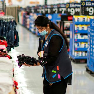 Walmart to hike wages for 425,000 workers to average above $15 an hour