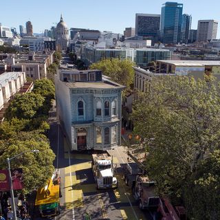 S.F. parade follows 139-year-old Victorian’s trek to new home