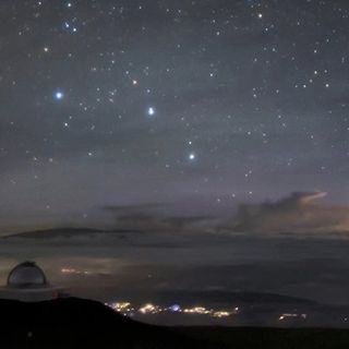 Breathtaking Pic From Hawaii Shows Not One, But Two Rare Sky Phenomena