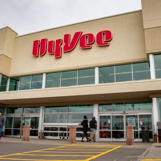 Hy-Vee drops in Greenpeace's ranking of grocers' efforts to reduce single-use plastics