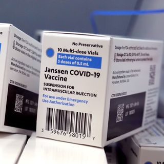 US Recommends Pausing Use of J&J Vaccine After Rare Complications