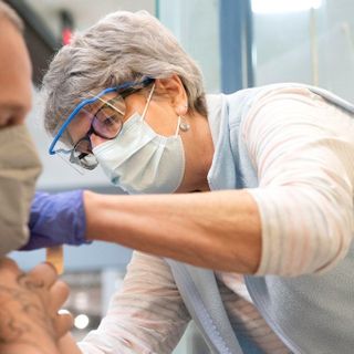 Auburn Mall vaccination site runs with help from over 100 volunteers