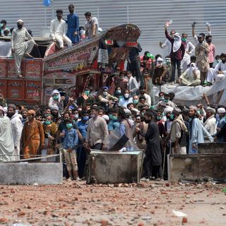 Hard-line Islamists take 6 Pakistani security personnel hostage amid deadly clashes