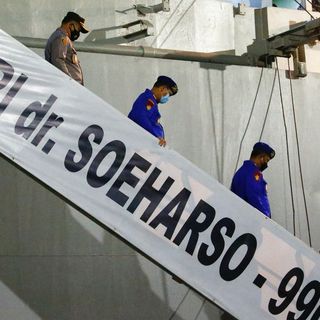 Rescuers find debris thought to be from sunken Indonesian submarine