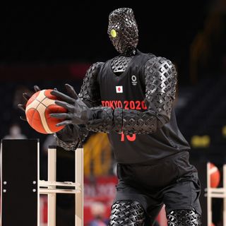 Horrifying robot plays basketball at Olympics