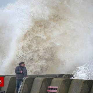 Storm Eunice heads for UK and prompts danger to life warning