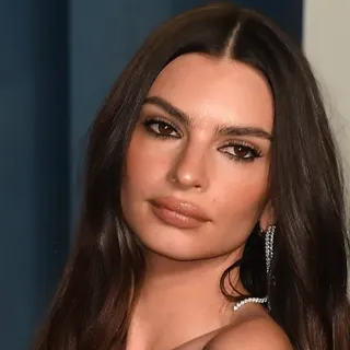 Emily Ratajkowski flaunts her tiny bright biкini around her kitchen