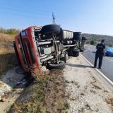 (foto) Un autocamion cu 25 de tone de cărbune în semiremorcă s-a răsturnat pe traseul R16