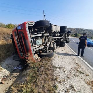 (foto) Un autocamion cu 25 de tone de cărbune în semiremorcă s-a răsturnat pe traseul R16