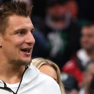 Gronkowski boasts that he had Buccaneers playbook while still under contract with Patriots - ProFootballTalk