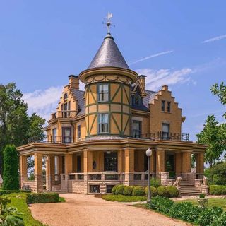 1890 Victorian For Sale In Lexington Illinois — Captivating Houses