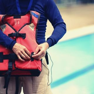 8 Best Sailing Lifejackets Which Are Comfortable & Flexible