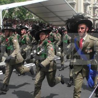 A Genola si radunano e sfilano i Bersaglieri della Granda - Cuneo24