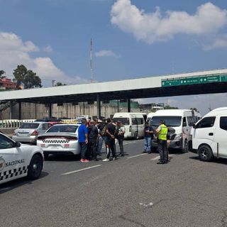 Transportistas cierran carriles de la autopista México-Pachuca