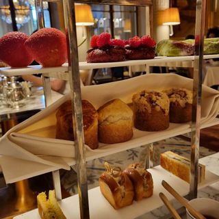 Le Meurice afternoon tea: it's tea time in Paris