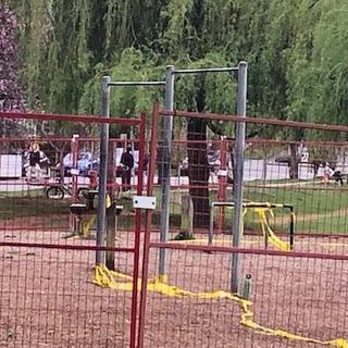 “It costs the taxpayer”: Some Vancouver playgrounds fenced off due to COVID-19 scofflaws - BC | Globalnews.ca