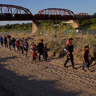 Democrats up pressure on White House over migrants and the border