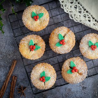 ‘Love Baking’ Series with Gem & Shane Smith: Pear & Almond Mince Pies - ILoveCooking