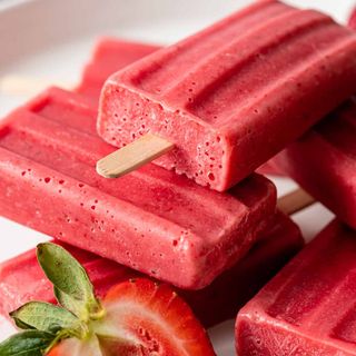 Strawberries and Cream Ice Pops (Paletas de Fresas y Crema)