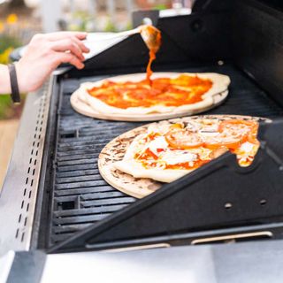 Best Traeger Pizza Stone to Use: Top 5 Options for Perfectly Cooked Pizza